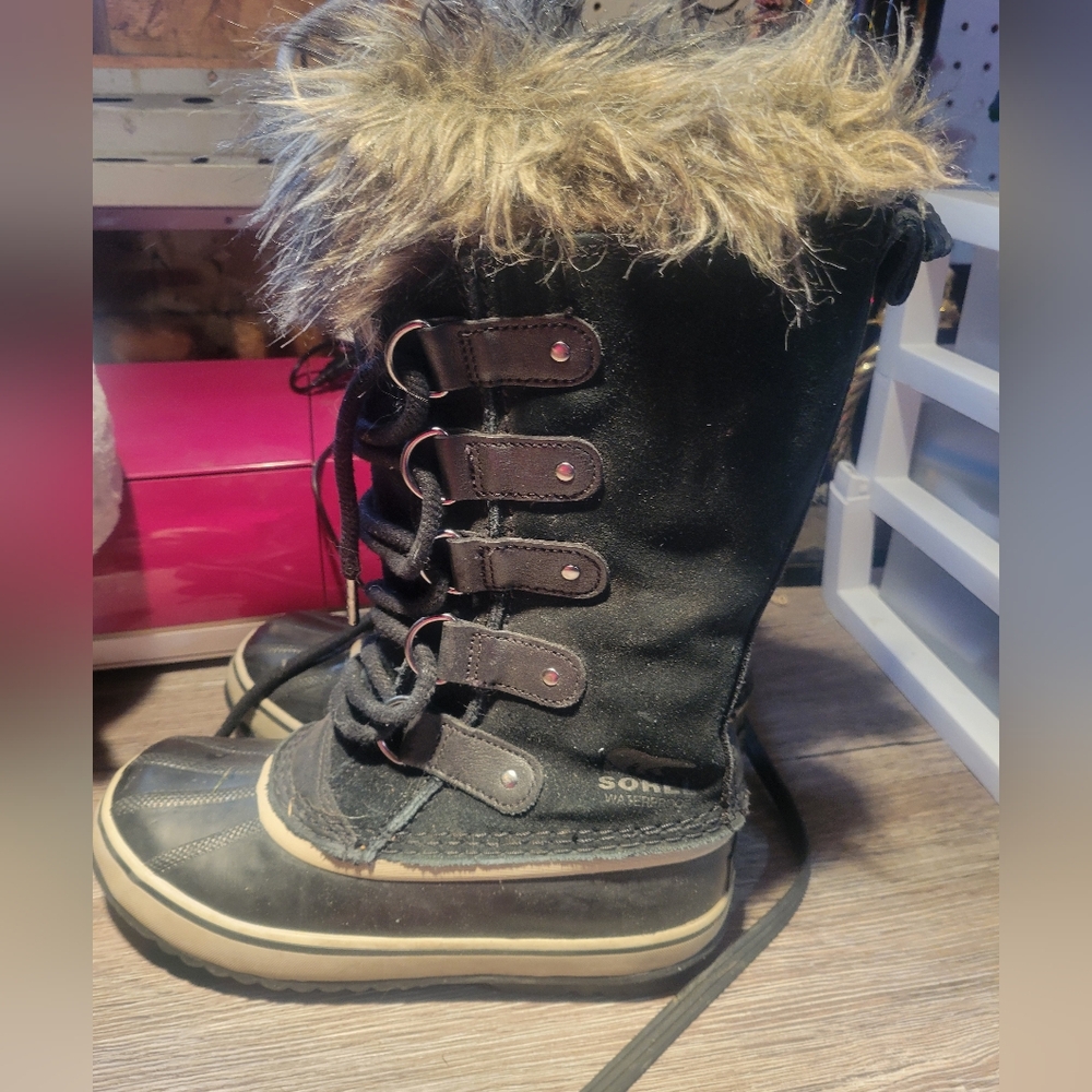 Sorel Womans Tall Winter Boits Faux Fur Trim Size 6